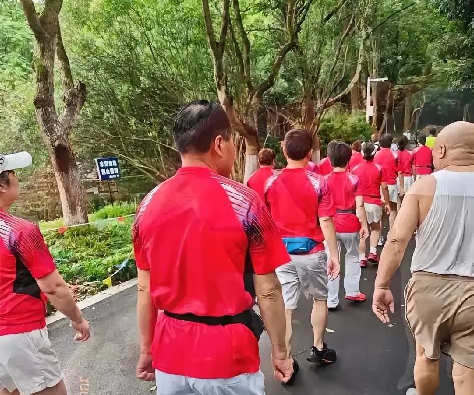老吴现在估计肠子都悔青了！后悔的不是消防车和救护车被堵了两分钟也