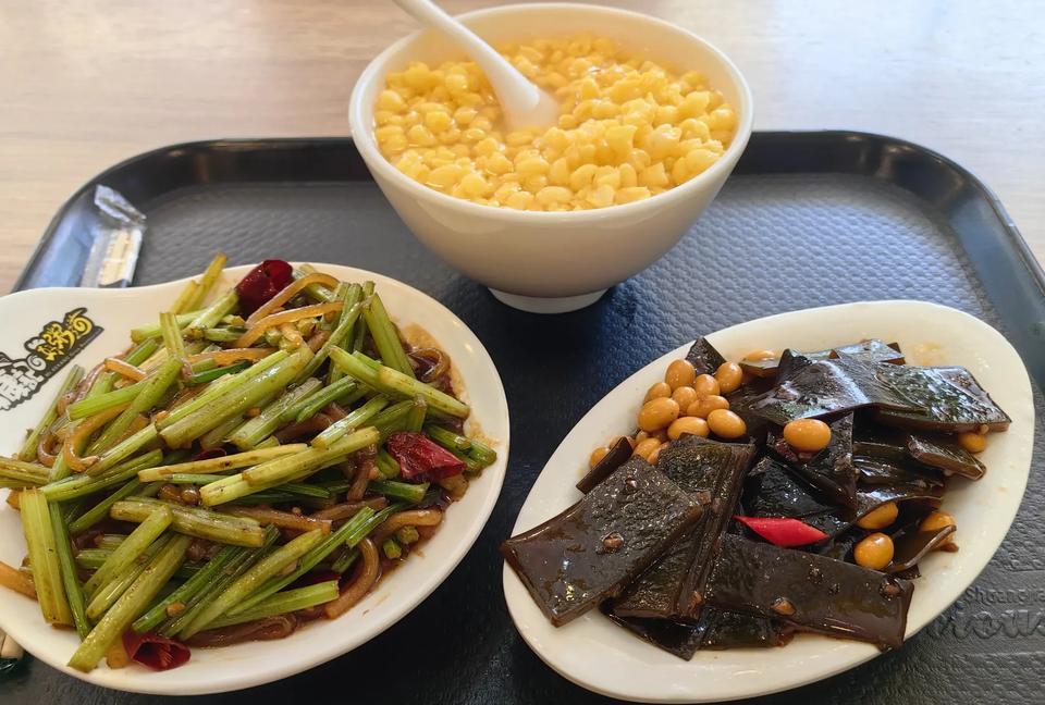 退休生活：简单的午餐，在粥店吃的。约了理发师，看看时间还早就到粥店吃的东西。