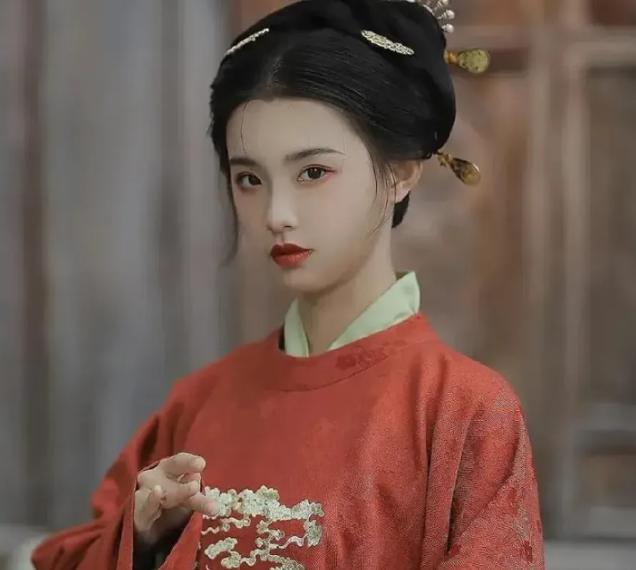 1191年，宋光宗洗手时，瞧见一旁服侍的宫女露出的手部洁白细腻的肌肤，没想到他情