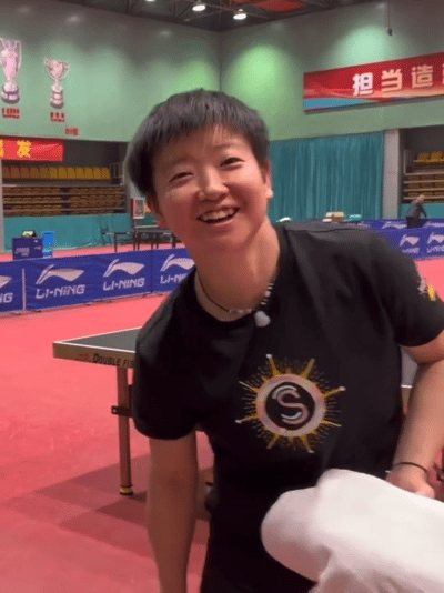 莎莎真的有被好好爱着，笑起来的样子好真实，戴着生日帽在正定。河北队教练