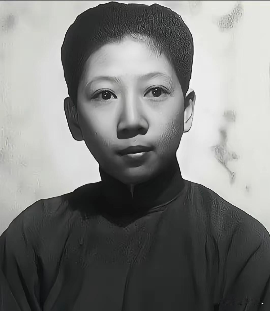 1946年重庆惊天闹剧！两大顶级权贵子弟公园枪战，几米对射双双打空，沦为民国笑柄