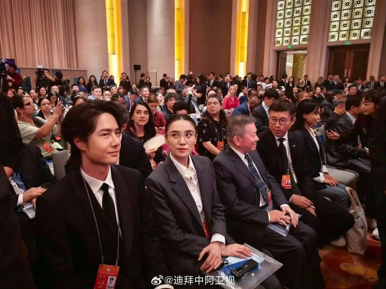 国际会议:王一博，宋佳，江志强（安乐老板），龚宇（爱奇艺）排排坐。💚💚💚