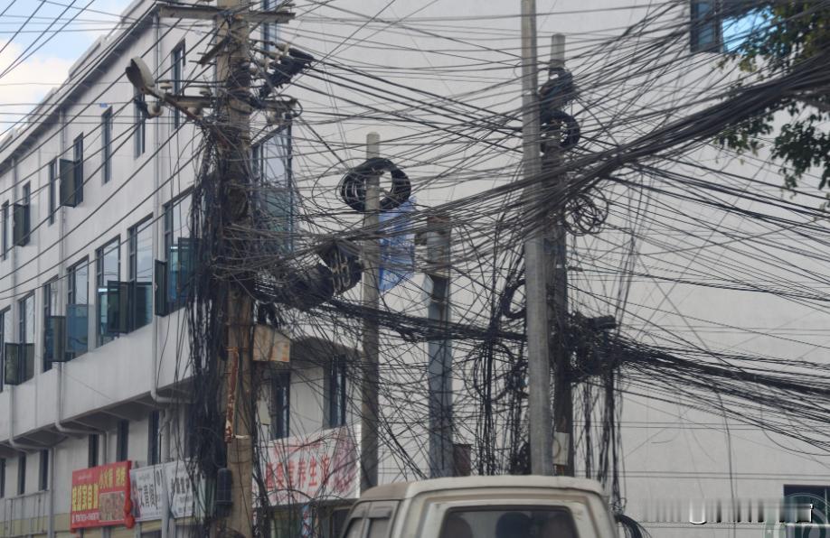 缅北果敢地区的电线乱如麻！蜘蛛网一样的电线，悬于半空摇摇欲坠，老化又无序。破