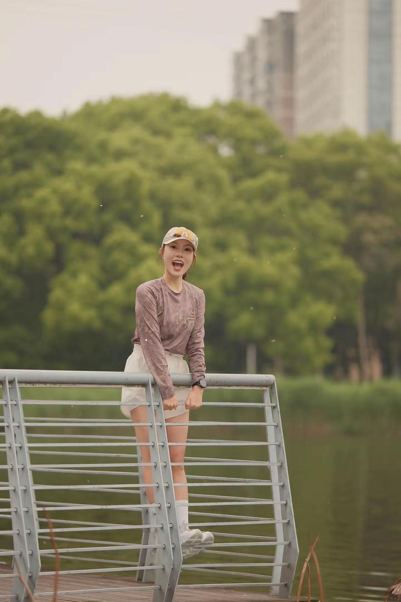 青春洋溢的少女，做热身运动。跑步10km。跑完倚靠在湖边的栏杆上，笑靥如花，享受