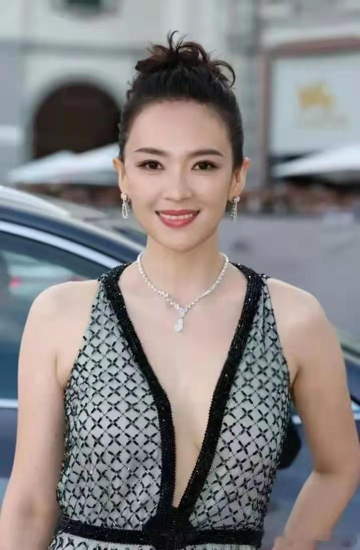 离婚后的章子怡越来越美了！​​​