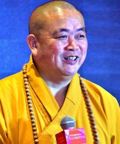 不对劲，释永信81年出家，他头上为啥没点？戒疤制度1983年才废除，释永信19