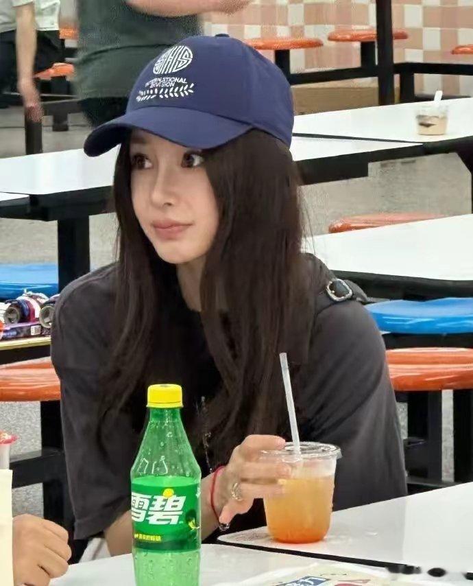 Angelababy参加儿子学校活动，她好有少女感啊