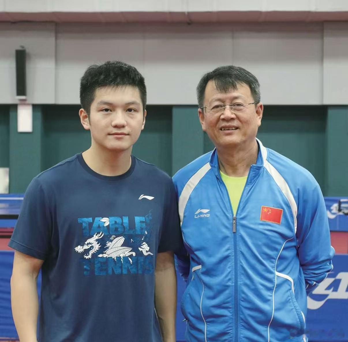 吴敬平用古诗评价樊振东吴敬平以“孤根盘厚地，秀色入苍天”盛赞樊振东。这句诗精准概