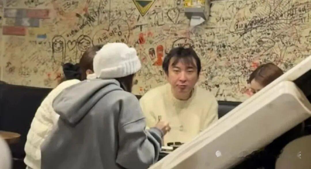 老王怎么老成这副模样了？有人在韩国烤肉店碰到了王思聪，如今的他整个人胖了一大圈，