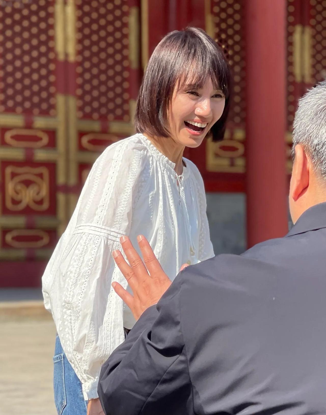 袁泉的路人抓拍，把松弛感穿到了骨子里✨简单的白衬衫+牛仔裤，却被她穿出了独