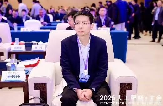 11月16日，宇树科技CEO王兴兴在2025人工智能+大会发表主题演讲，断言AI