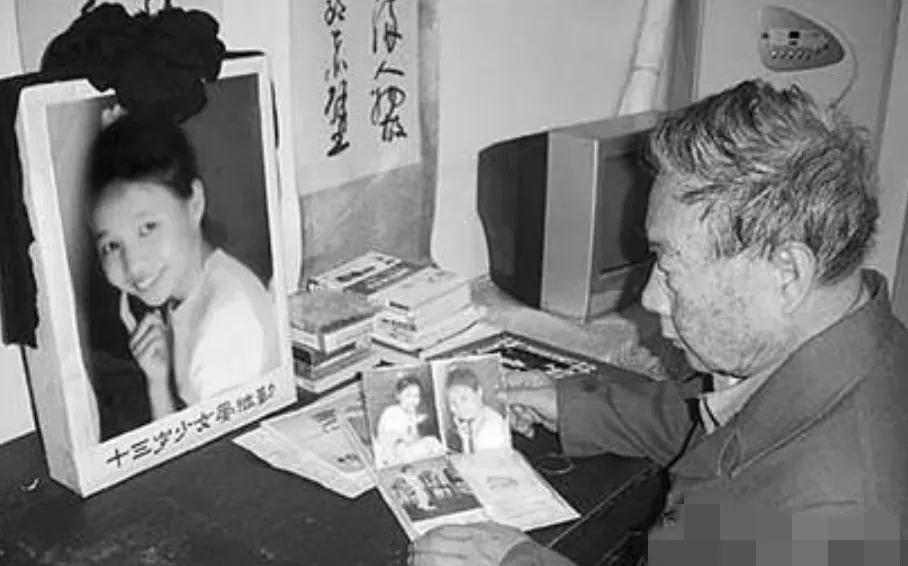 2005年，一场令人震惊的悲剧发生：清华icon教授13岁女儿因与公交售票员口角