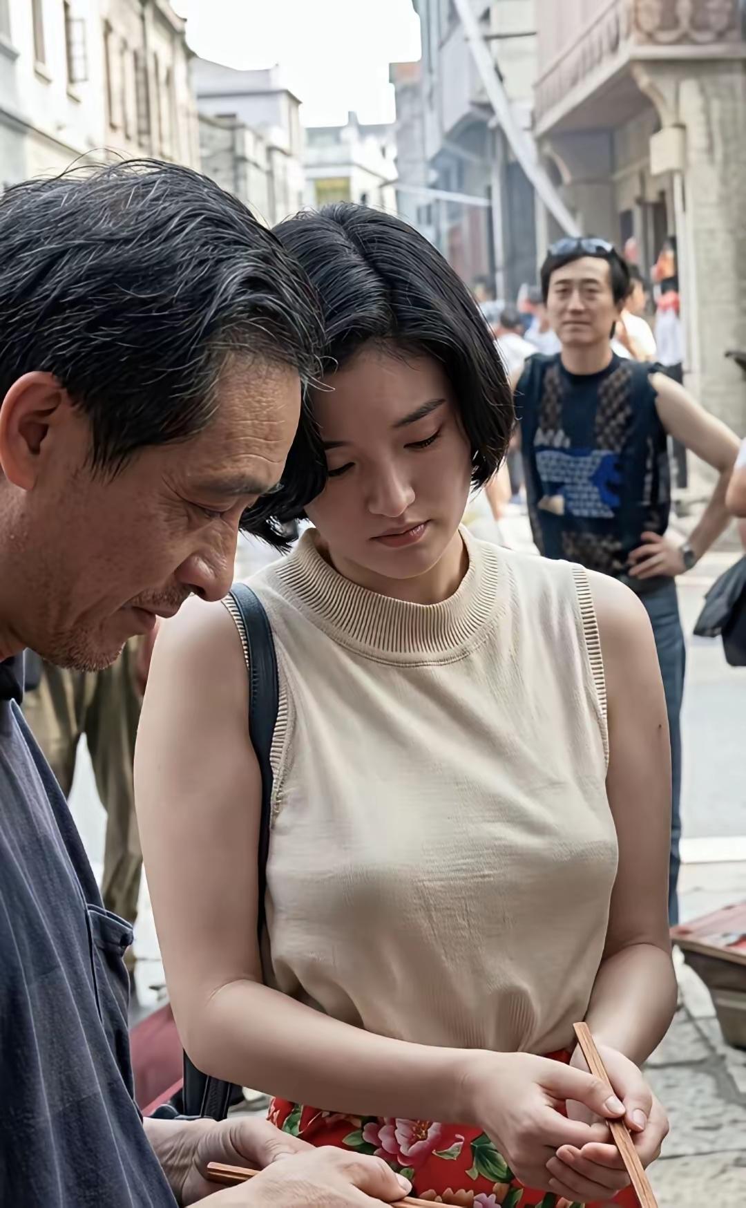素颜状态能这么能打的明星着实不多。巩俐实打实算得上其中一位。利落齐耳短发，