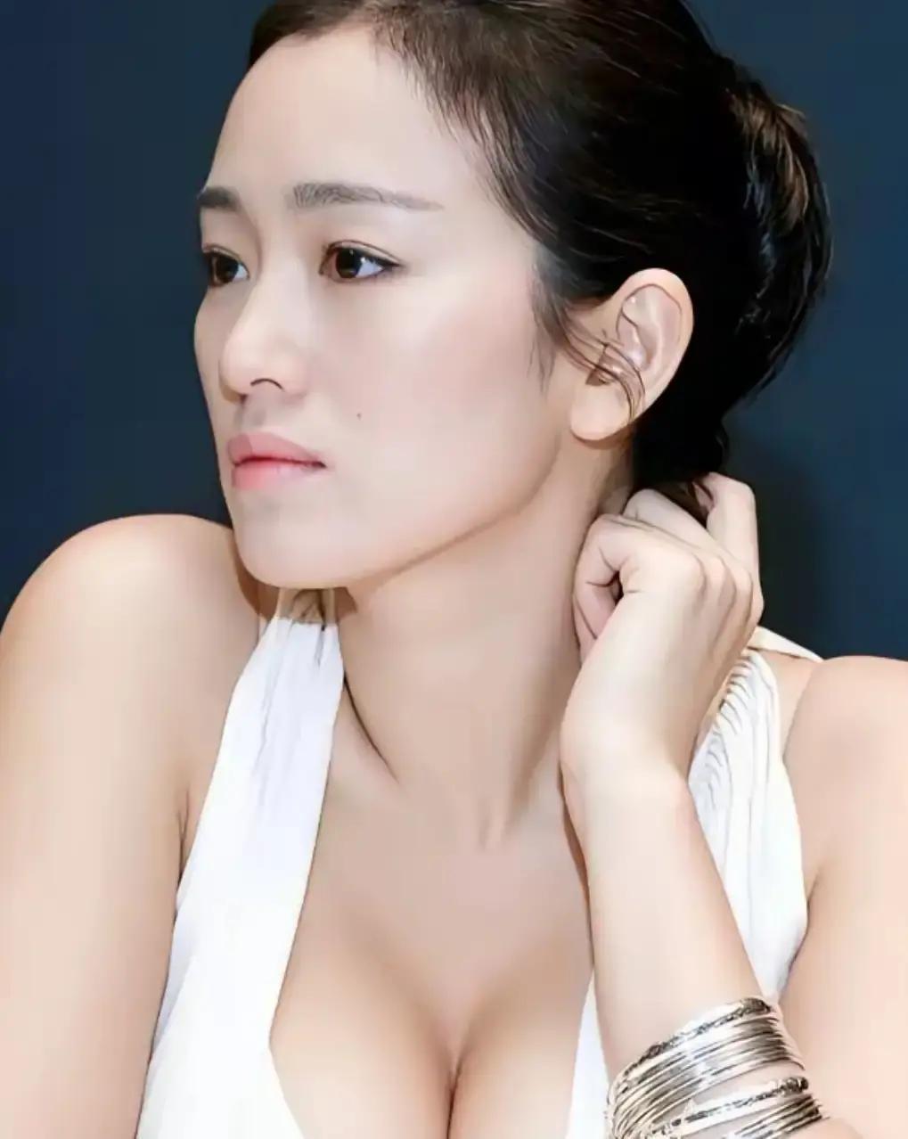 巩俐这辈子什么牌都打赢了，唯独没打赢过家里那副牌。一九九二年，导演张艺谋筹拍