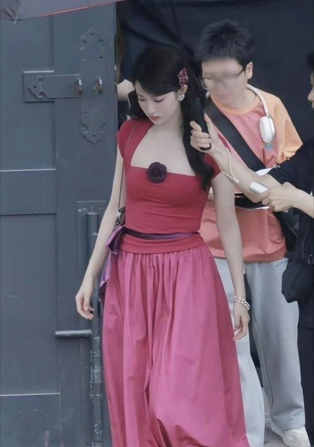 王楚然打破了内娱白幼瘦审美，美女也可以拥有小肚肚自由。​​​