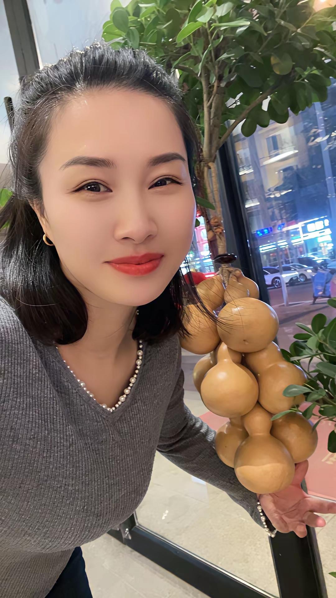 要说哪种女孩最迷人，我觉得自信独立和温柔善良的女孩魅力十足。自信独立的女孩，不