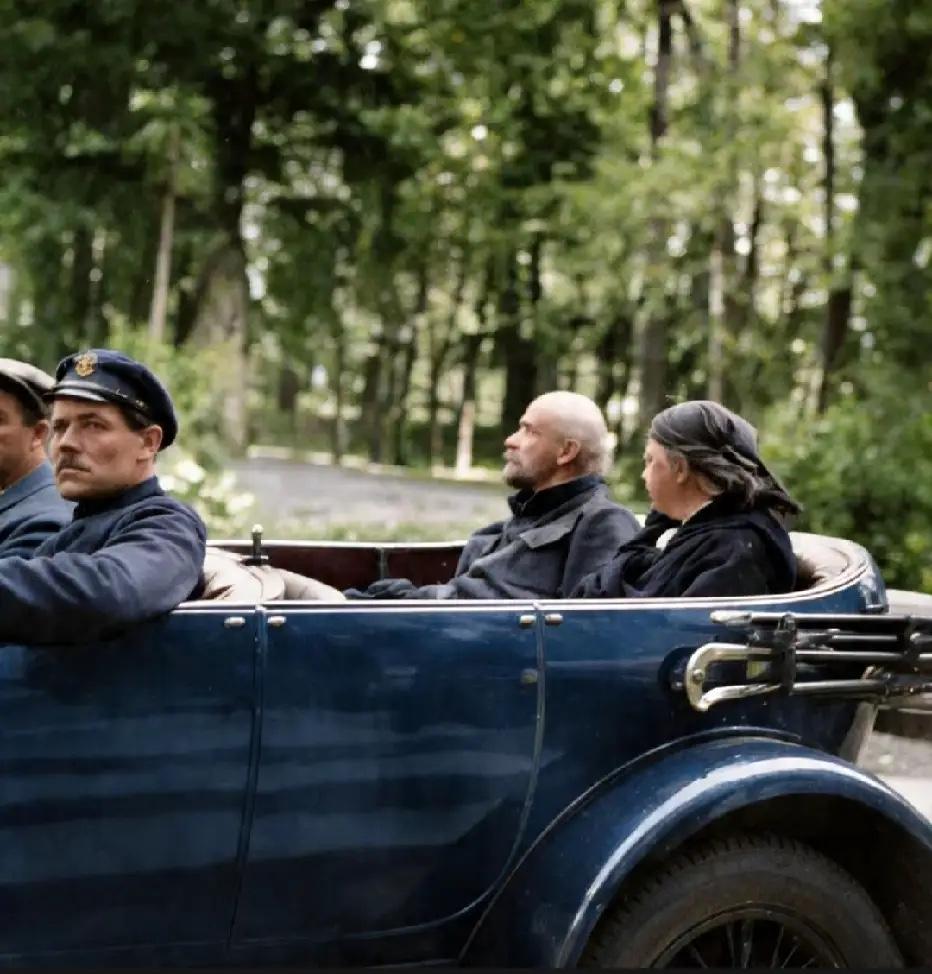 1922年，休养中的列宁和夫人乘车出行去访问附近农村时的留影，不久前他因为中风导