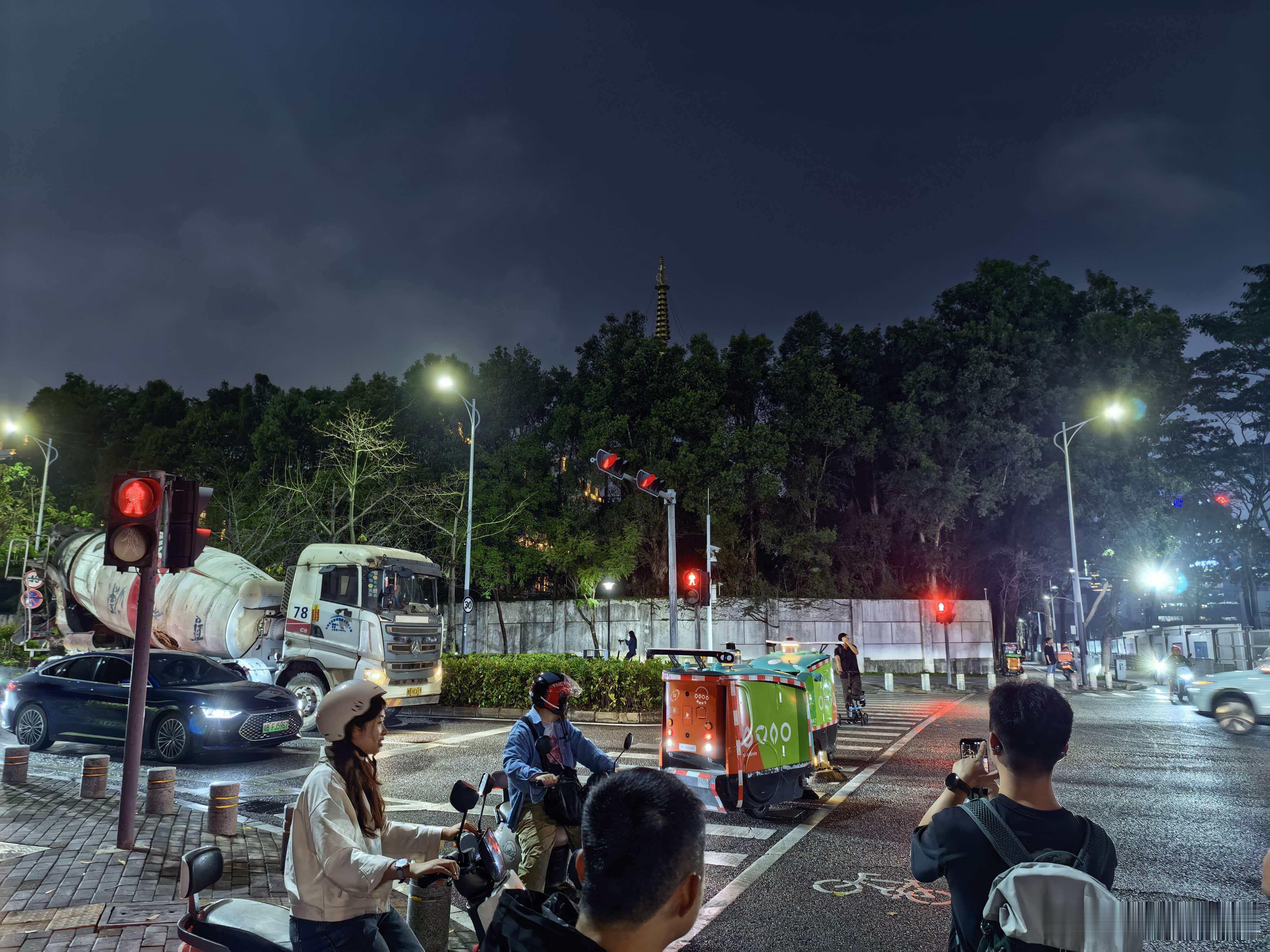 两个扫地机器人在街上相遇，你不让我我不让你！