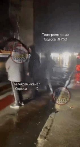 敖德萨市民抗议停电，据当地媒体报道，市民们封锁了克拉斯诺夫街，要求恢复供电。一位