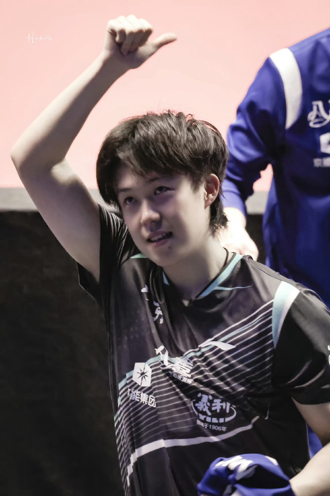 王楚钦出发南京乒超战鼓催征！王楚钦已从北京启程奔赴南京，正式投入2025乒超联