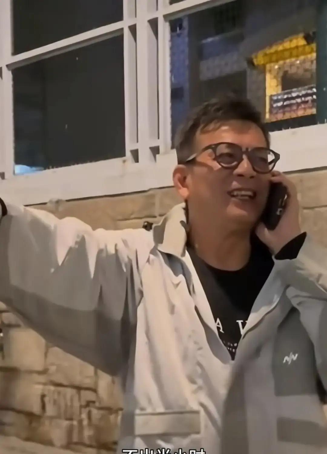 黄日华在中环被三个东北粉丝认出，她们举着83版射雕海报想合影。黄日华听完要求