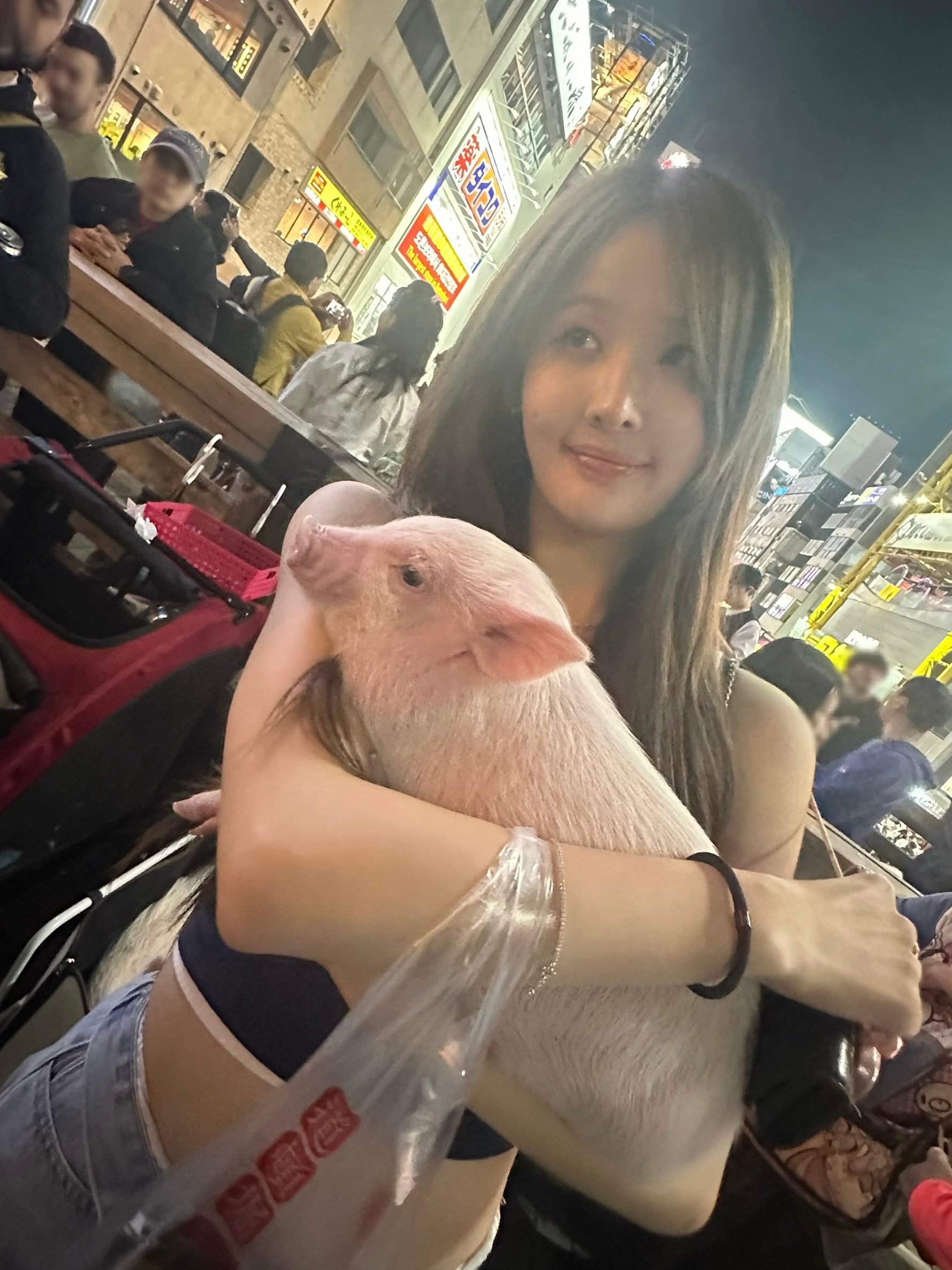 哈喽哈喽本猪来啦😘当时只是被女神随手抱在怀里，没想到被拍下来被发到网上，怪