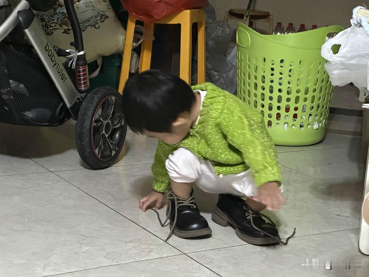 （1453）：孩子，早上好。今天早上微风，气温只有22摄氏度，很适合远足和野炊，