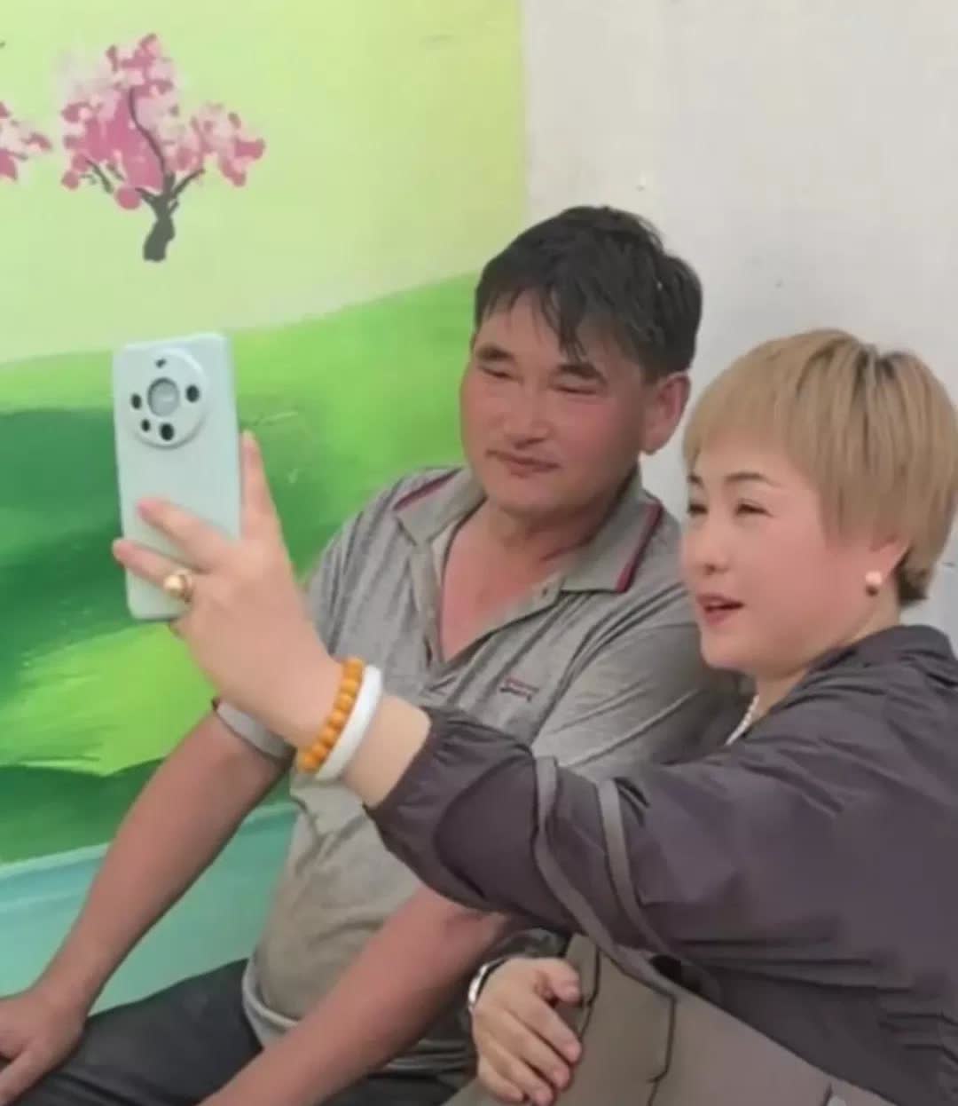大衣哥朱之文的女粉丝从北京做高铁一路奔波来到菏泽，只为了一睹大衣哥风采！这位女粉