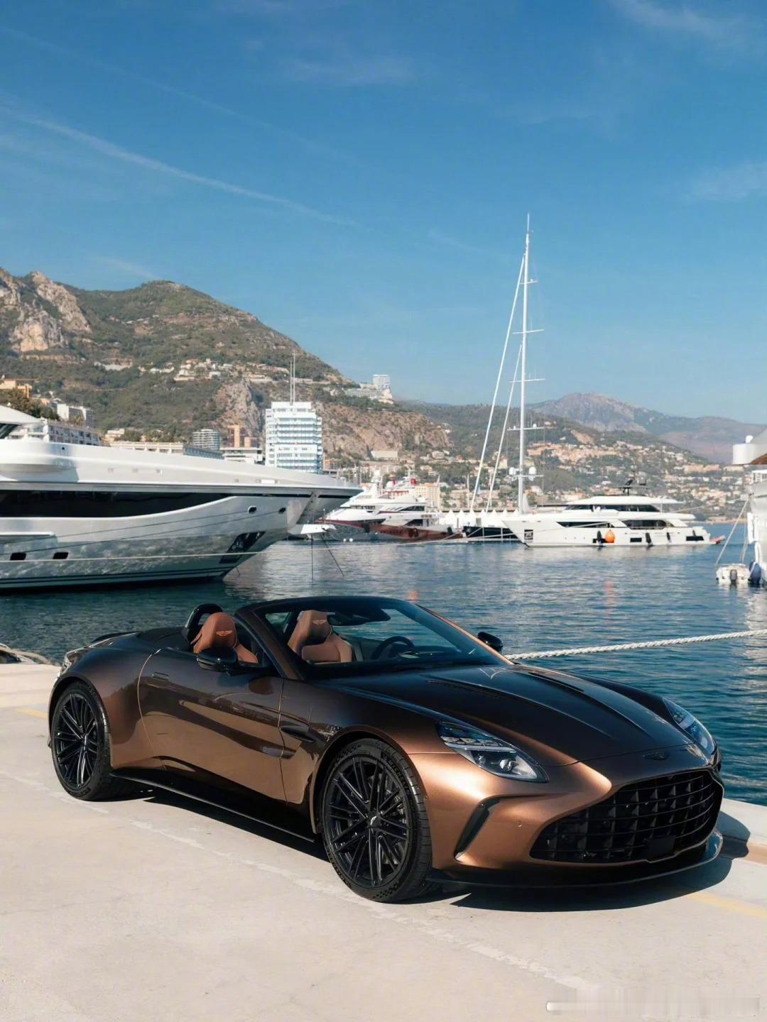 AstonMartinVantageRoadster，这个颜色也太老钱了吧