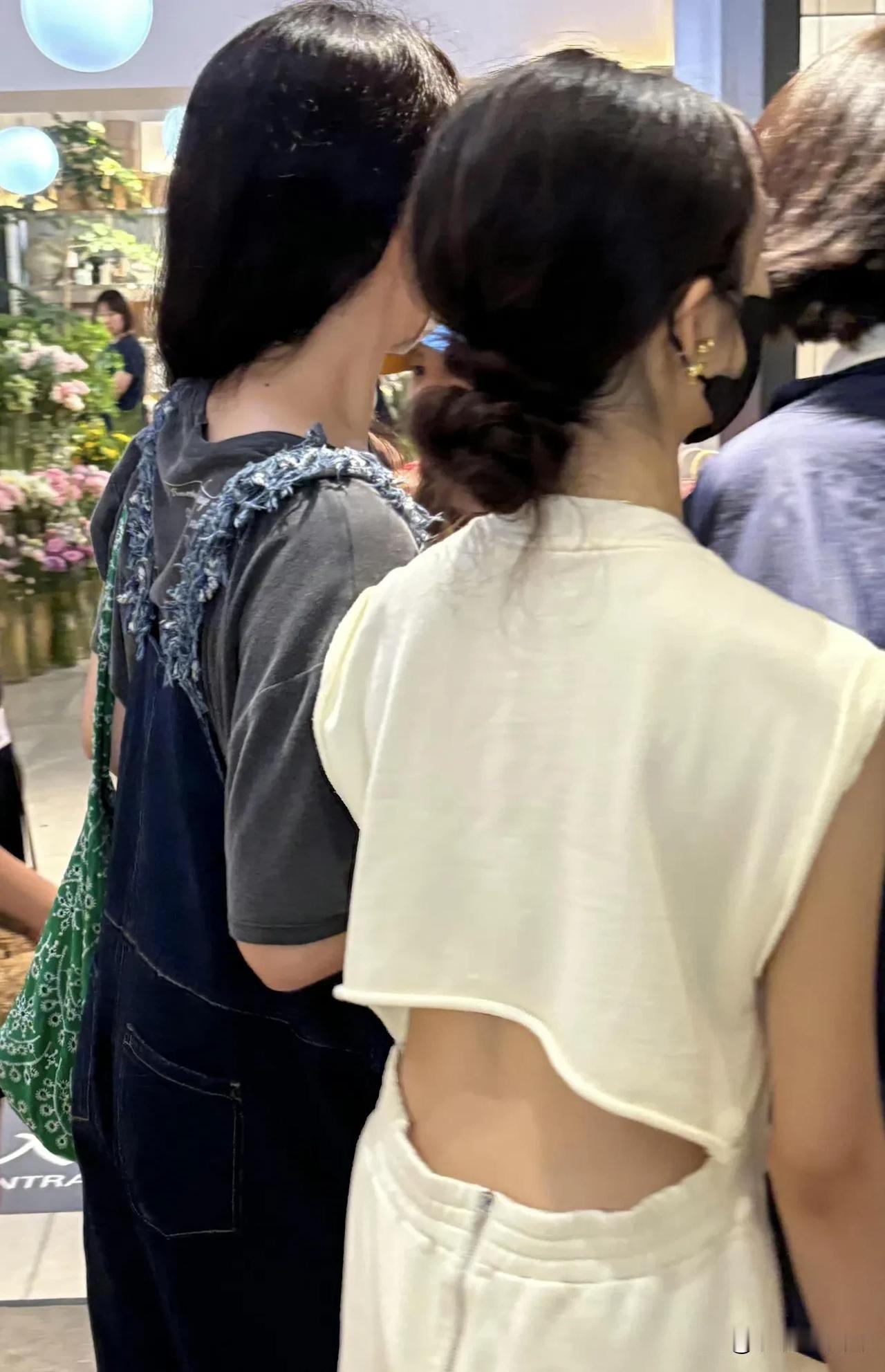 孙莉与女儿多多一同现身被网友偶遇，母女俩并肩而立，身高近乎齐平。孙莉官方身高17