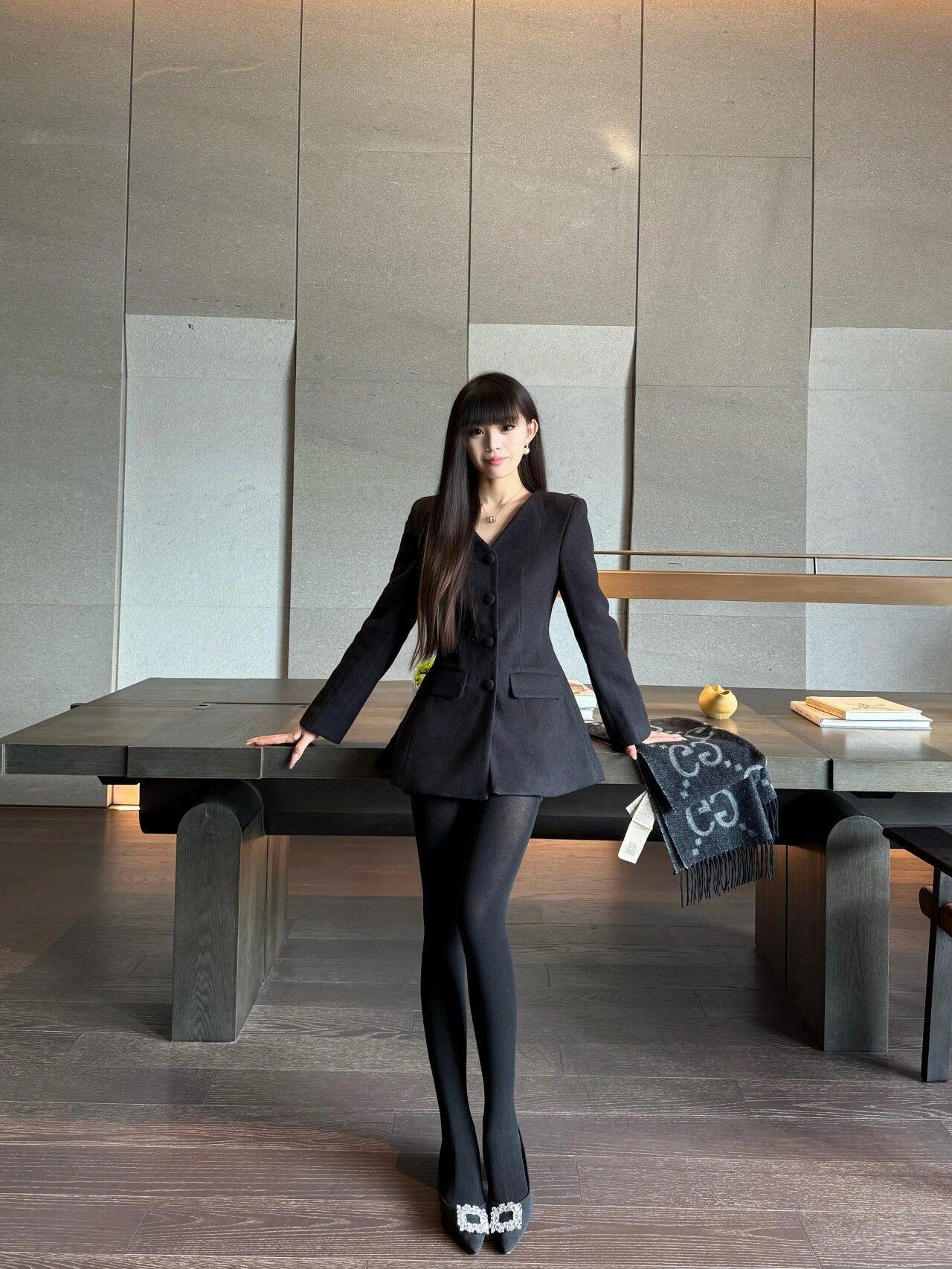 “​​黑色收腰西装+厚黑丝+平底鞋”，显瘦显高，一身黑好气质！太喜欢这个掐腰设