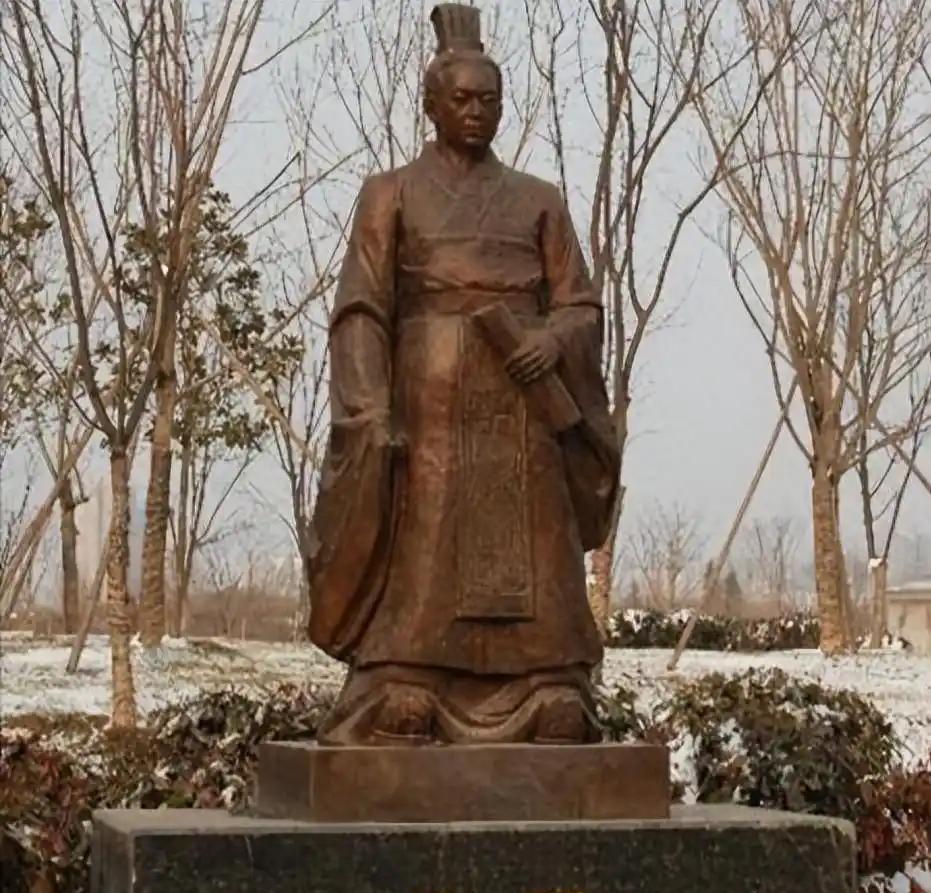 秦王对丞相甘茂说：“寡人要吃公鸡蛋，三天内必须找来！”甘茂一愣，回家后忧心忡忡，