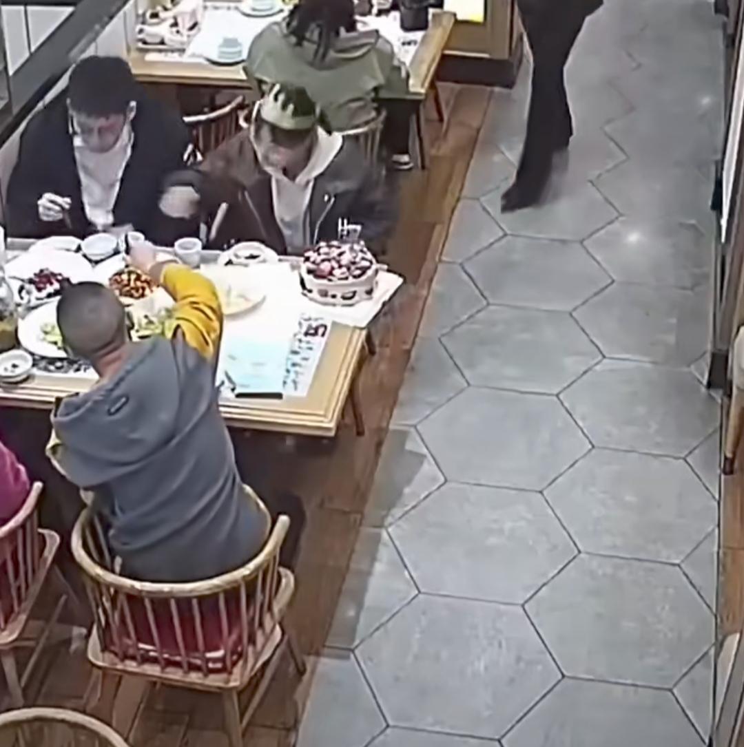 近日，在一家餐厅里，一个小姑娘过生日，然而，她不小心碰掉了餐桌上的生日蛋糕。