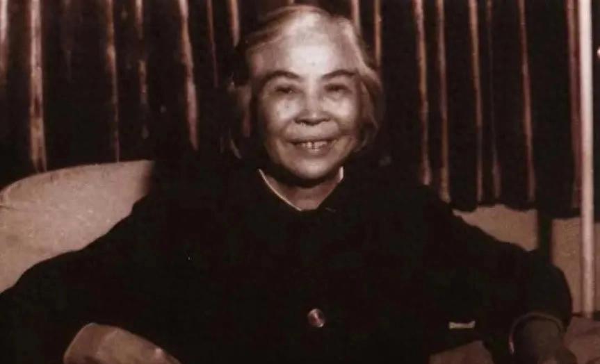1947年贺子珍萌生再婚念头，女儿情绪激动喊出3字，最终母亲眼含热泪选择放弃1