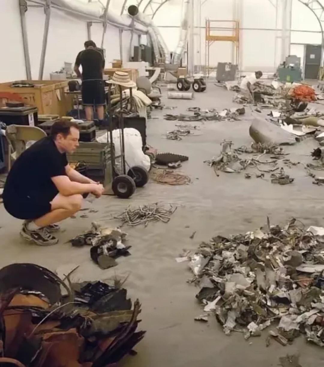 如果你此刻也陷入困境之中感觉无路可走你可以看看下面图中2008年的埃隆.马斯