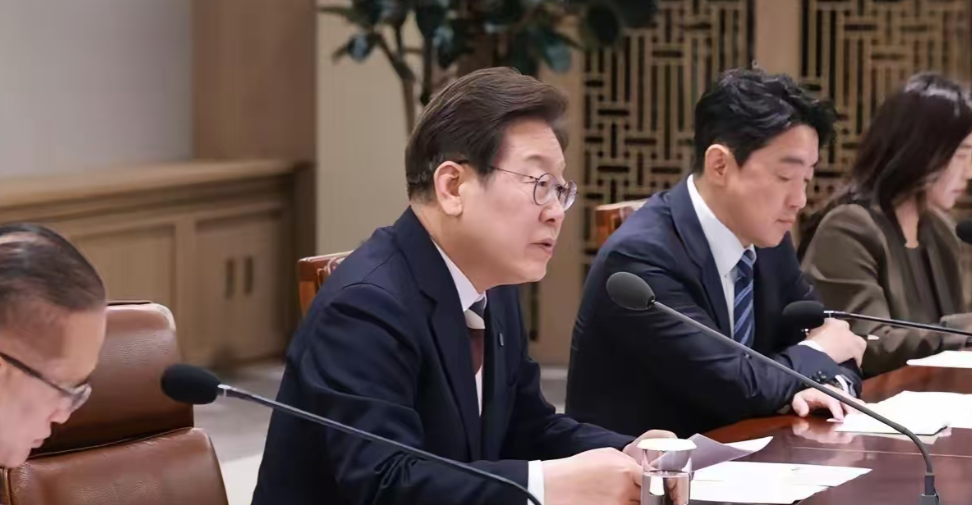 韩国总统李在明，在开会时，要求韩国人要对中国人改变态度！说白了，这件事的起因