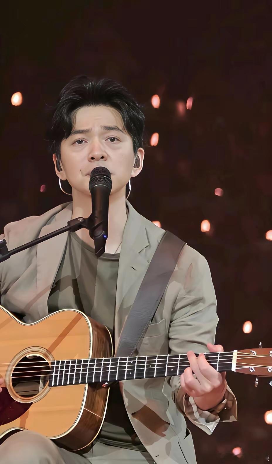 王菲说喜欢李健的歌，要当他迷妹，别人求都求不来的机会，李健却躲的远远的。他很佛