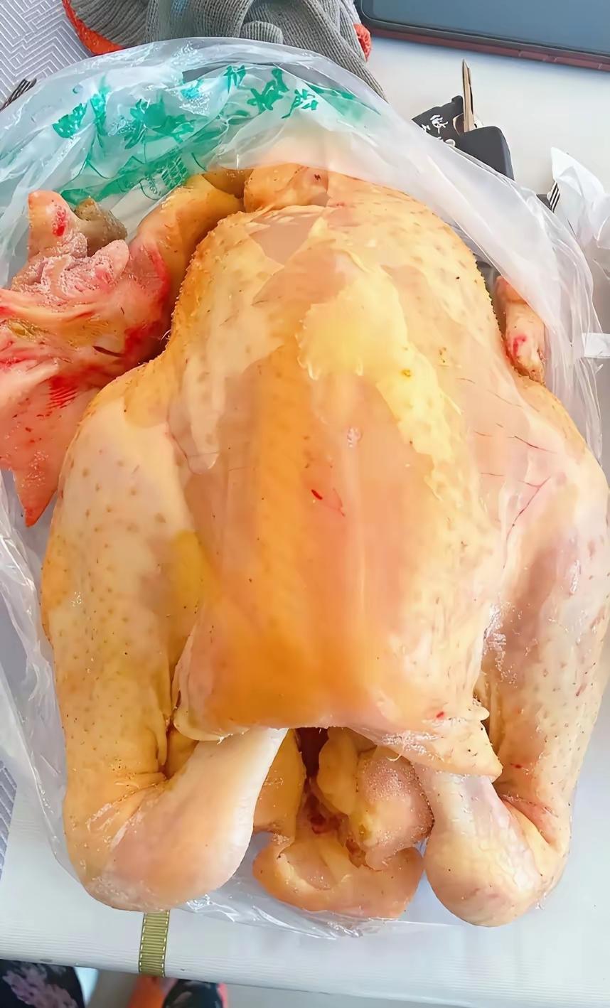 嫂子娘家是农村的，经常从家里拿菜和鸡蛋，每次老妈都让我回家拿点吃，嫂子让我拿，我