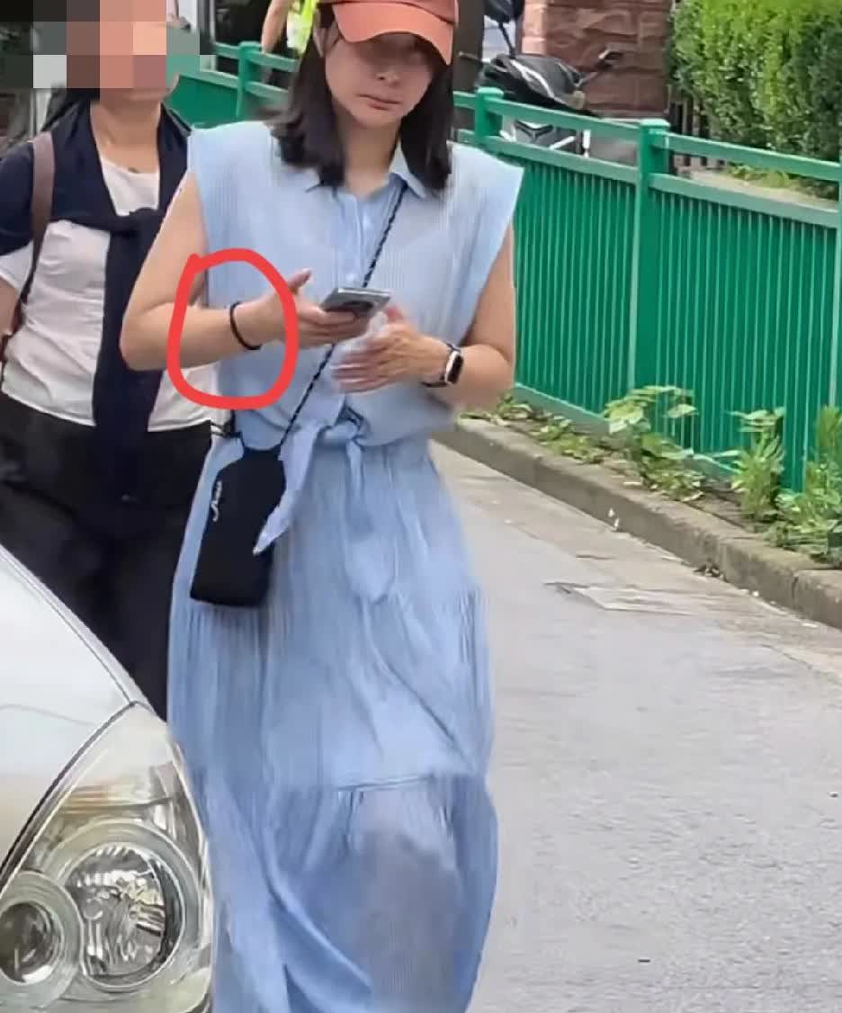 我朋友在线下见过郭晶晶，她说，之前看电视里，郭晶晶穿着条简单的黑色连衣裙，但