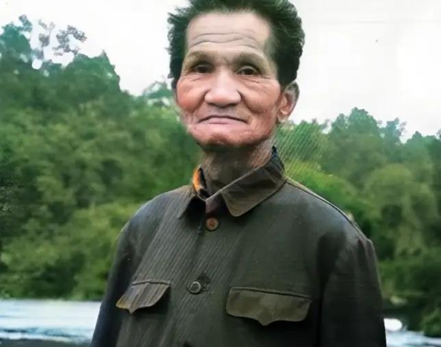 1947年，沈醉视察白公馆时，看见犯人韩子栋正疯疯癫癫地跑着步，马上觉得不对劲，