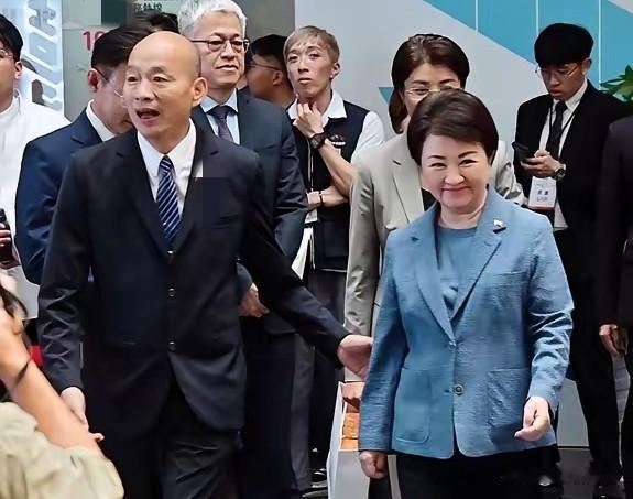 韩国瑜让蓝营士气大振，不少大佬相继发声，卢秀燕方面态度耐人寻味。就在10月10日