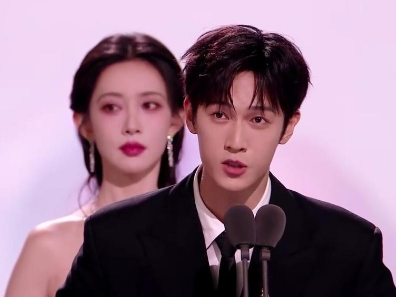 孟子义，星光大赏这一夜，又惊又喜。惊的是，在这样的一个重要场合，自己踩着恨天