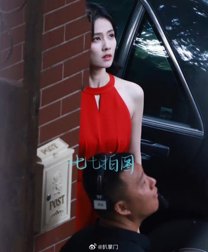 白鹿开到荼蘼红裙掐腰路透白鹿王韵娜红裙女王造型啊啊啊啊，看到白鹿在电视剧《开到