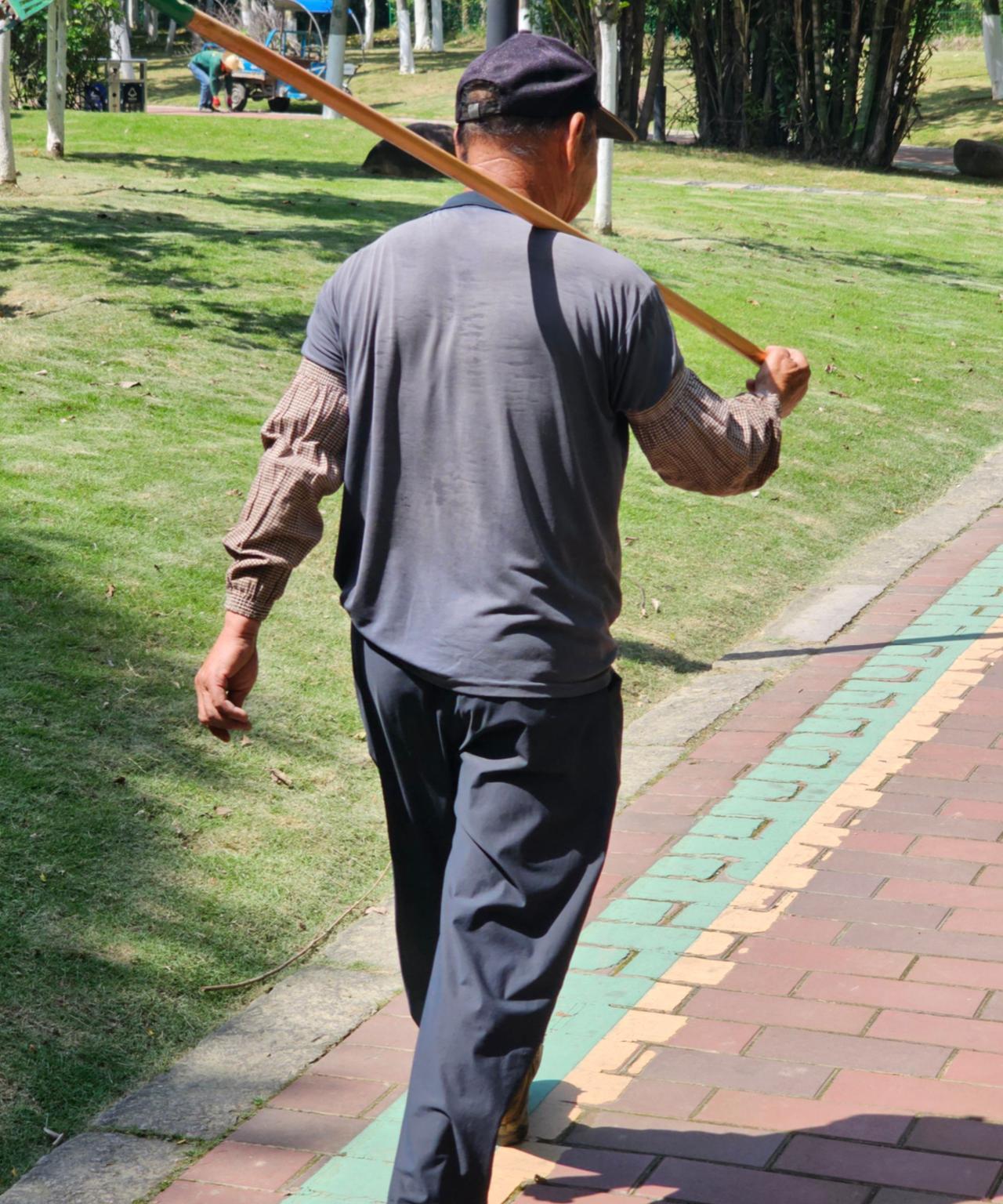 这谁看了能不抹眼泪啊？儿子都走了六年了，儿媳妇也带着小孙子改嫁了。可老爷子呢？每