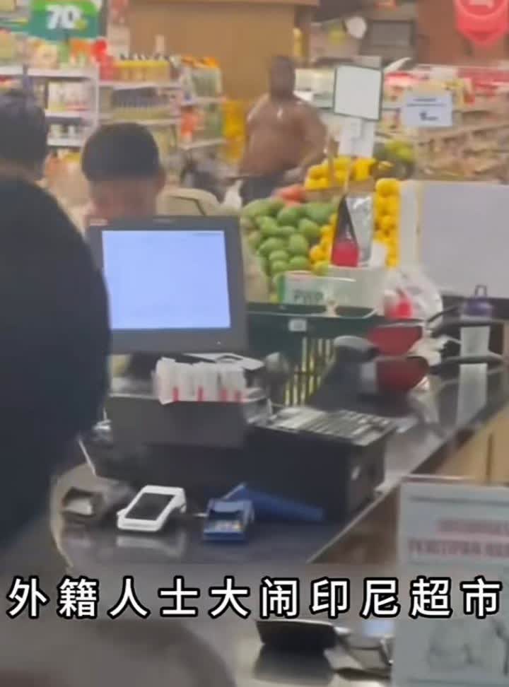 印尼一个黑人男子大闹印尼超市，拿立式风扇疯狂打砸超市商品，破坏柜台，拿饮料浇头，