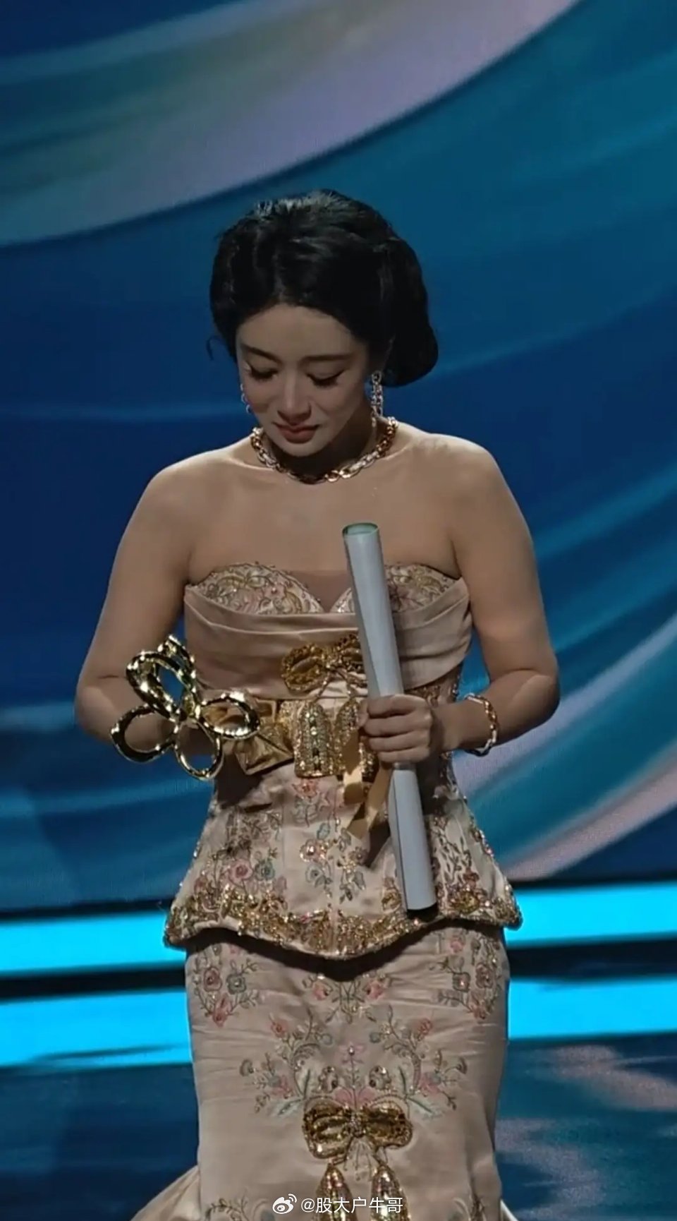 发现没，杨紫有一个弱点，可能永远也改不掉，那就是哪怕站在最高领奖台，她永远学不会