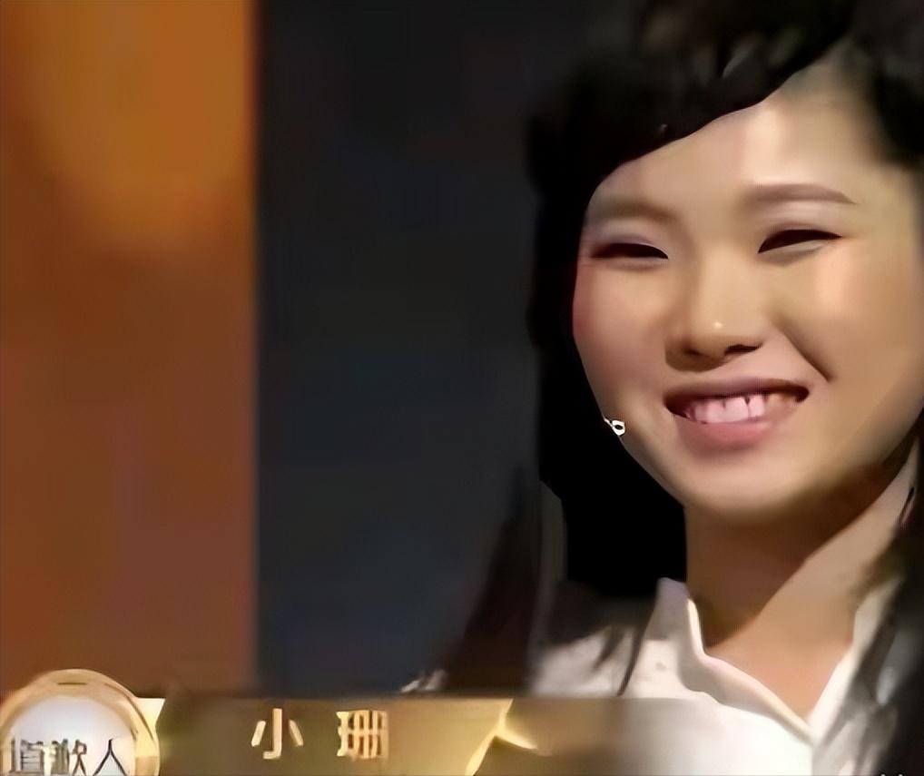 山东一女孩父亲突然离世，母亲意外瘫痪在床，她无奈辍学去打工养家，一位陌生大叔主动