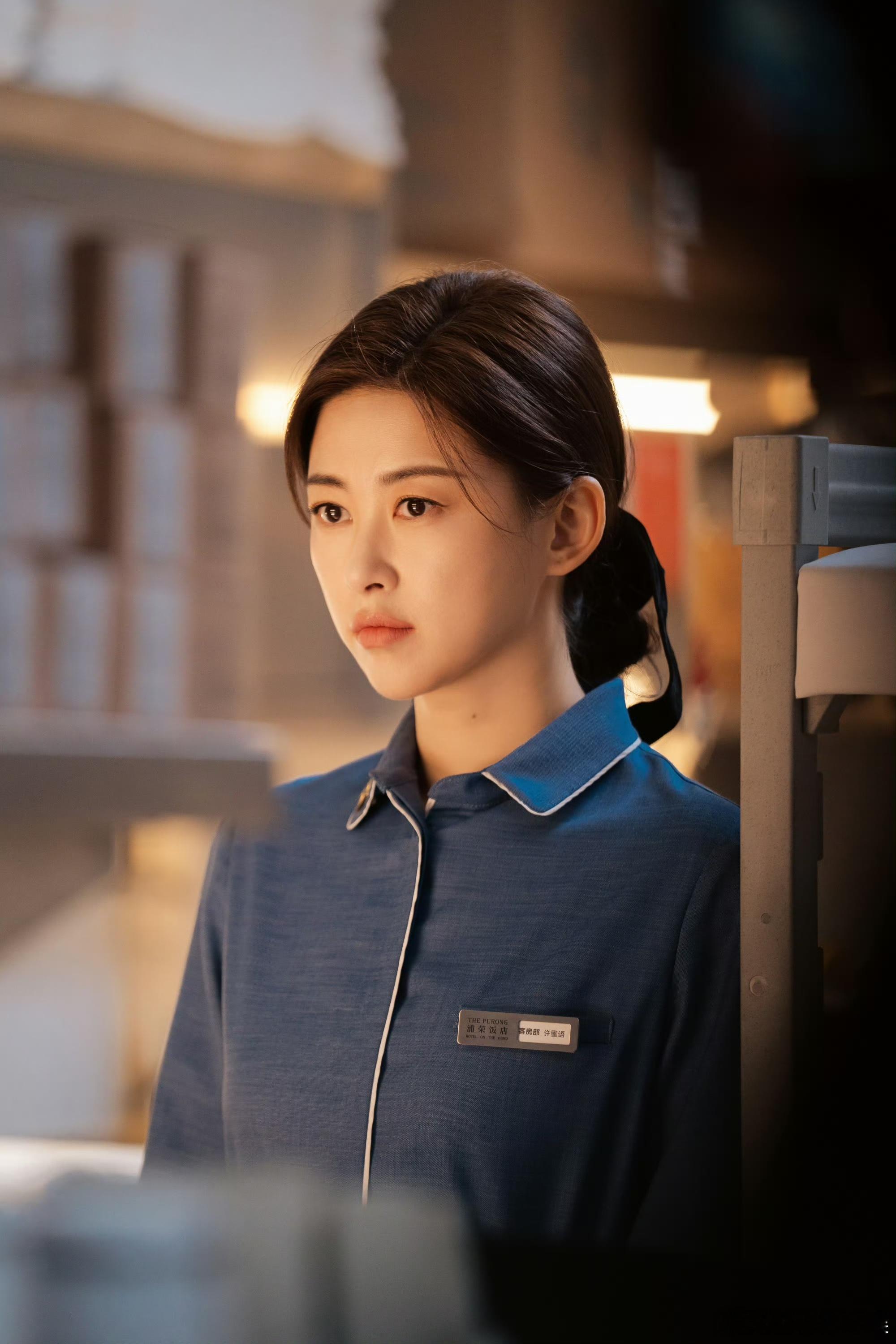 朱珠把保洁服穿出高定感衣服全靠人撑！朱珠完美诠释什么是顶级气质，不起眼的保洁服，