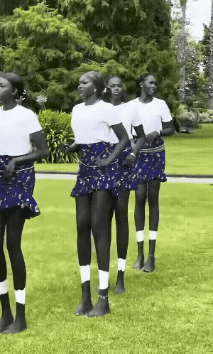 这些女孩清一色的大长腿，身材也特别的苗条，身体素质也特别好，无忧无虑，快快乐乐，