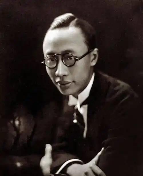 1915年一天，9岁的溥仪和乳母在床上正躺着，谁知，总管太监张谦和招呼也不打直接